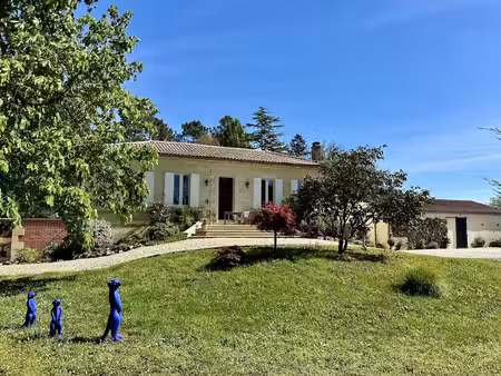 propriété exceptionnelle avec terrains boisés  piscine et revenus locatifs