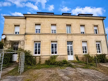 superbe propriété située en plein centre de saint-patrice  offrant de beaux volumes et un.