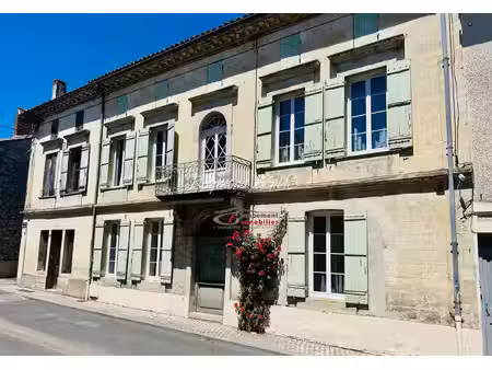 elégante résidence de caractère du 18ème siècle avec cour et jardin