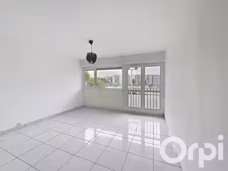 a louer au 104 rue du 04 août 1789 à villeurbanne
