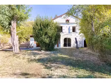 maison et dépendance à l'abri des regards