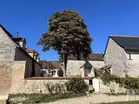en touraine  avec 9 ha de prairies et de bois  un corps de ferme rénové et ses...