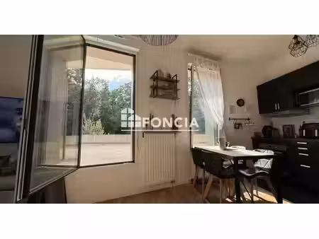 calme  face à la forêt