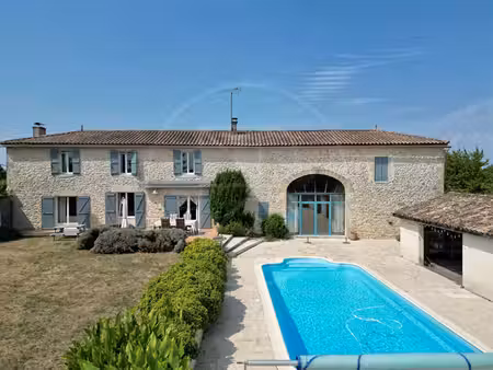 grande maison en pierre avec piscine et vue dégagée