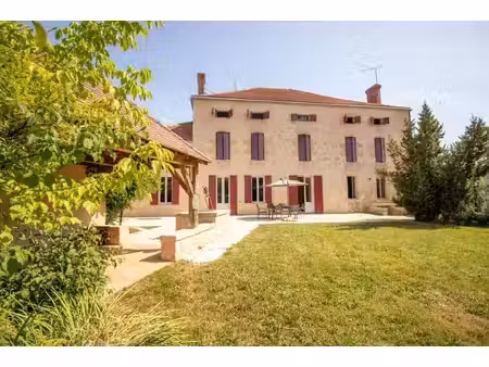 l'ancienne salle d'attente du docteur a été transformée en une maison élégante et...