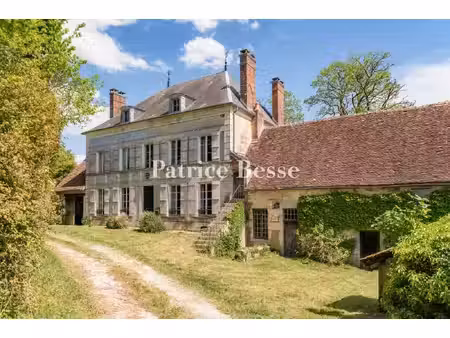 dans l'ouest de la bourgogne  une demeure avec parc et piscine