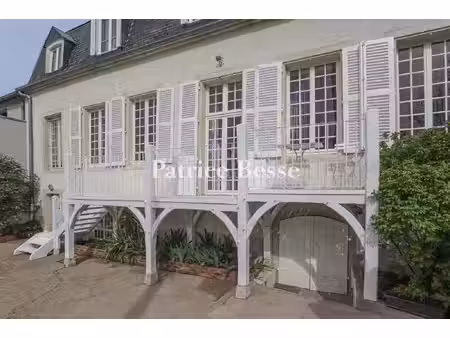 à 2 h de paris  en bourgogne  au bord du fleuve royal  une maison de ville du siècle des..