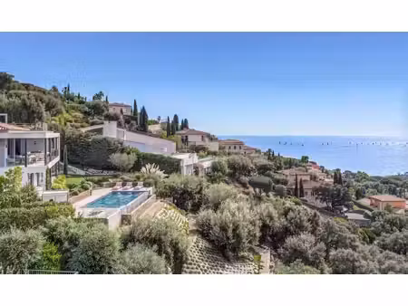 sainte-maxime : villa contemporaine d'exception avec vue mer panoramique dans prestigieux.