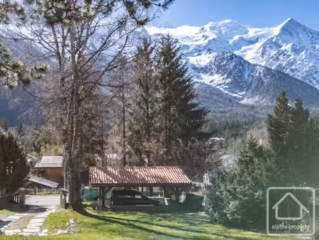 ferme du pays historique de 5 chambres orientée plein sud  avec mazot et parking couvert .