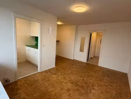 knusse studio met zicht op de skyline van gent