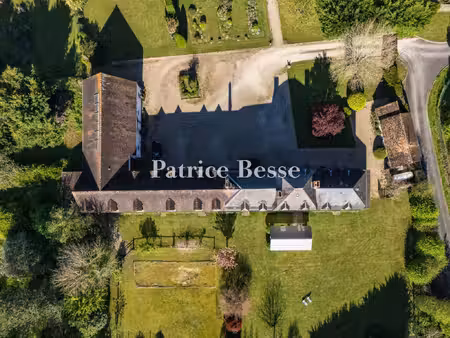 à 100 km au sud de paris  à la lisière de la forêt de montargis  un manoir du 18e s. avec.