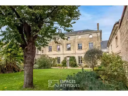 maison de maître du xviie au charme ancien et jardin secret