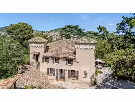 superbe château de caractère de 468 m²  implanté sur un magnifiq