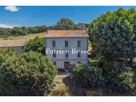 aux abords d'un village perché du luberon oriental  une maison de maître du 18e s. et son.