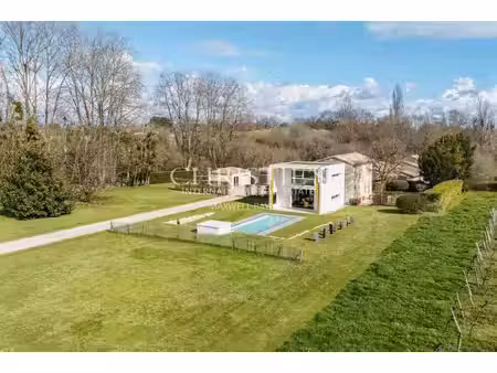 alliance d'une architecture contemporaine et d'une maison en pierre de taille