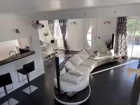 maison avec deux appartements t3 et t4 situe a deux pas du centre ville.