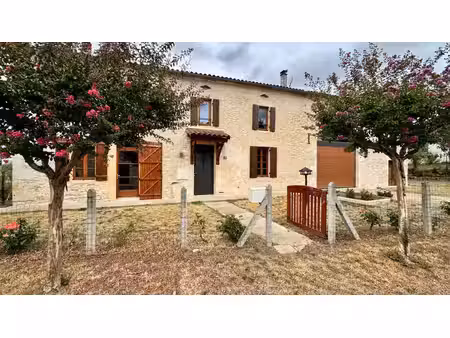 charmante maison en pierre en excellent état. environnement paisible en pleine campagne