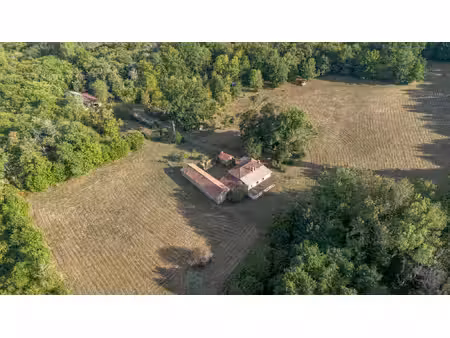 ferme sans voisin avec 2 habitations et 7 hectares de terre proche villefranche du...