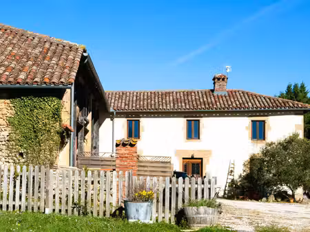 propriété exceptionnelle  ferme ancienne rénovée  gîte  vue incroyable sur la chaîne des..