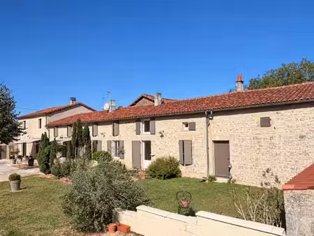 magnifique propriété de caractère avec seconde maison  grange en pierre et vastes jardins.