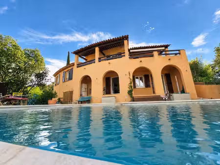 valcros — villa avec piscine à débordement  cinq chambres et vue sur les collines
