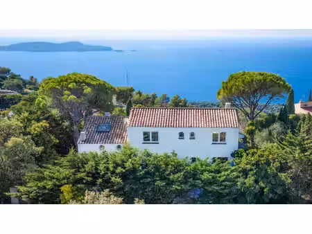 villa familiale avec vue mer et accès direct à la forêt  la californie  carqueiranne