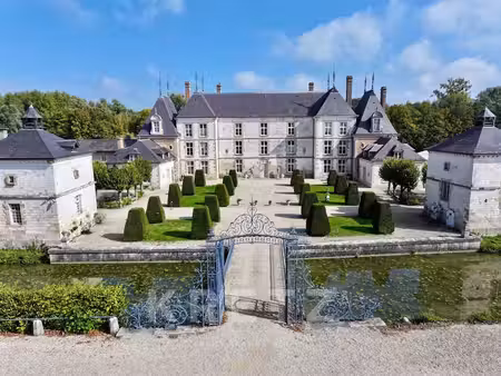 majestueux château du xviie imh 22 chambres - douves - piscine -