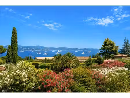 superbe propriété rénovée avec vue mer et sur le village de saint-tropez  au coeur d'un...