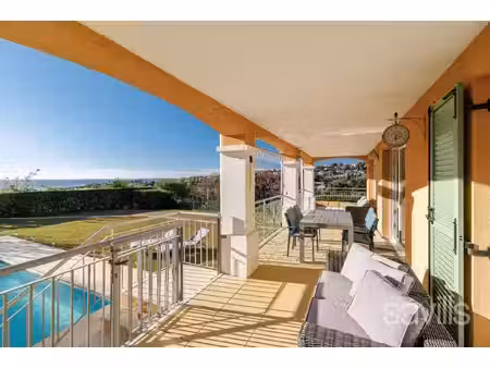 maison moderne avec vue mer dans domaine