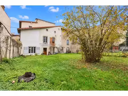 *** exclusivite *** a renover : grande maison de ville avec jardin et garage *** billom 63