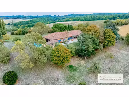 belle ferme rénovée de 198m2  grand terrain arboré avec pisc