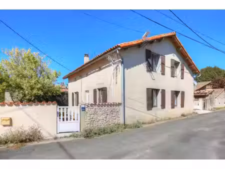 maison de village indépendante comprenant 4 chambres et 2 salles de bains  avec cour ...