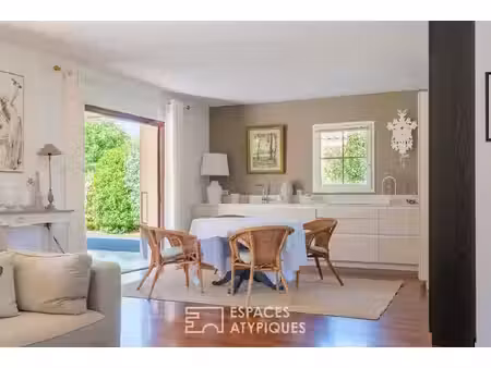maison de plain-pied ouvert sur jardin  terrasse et piscine couverte
