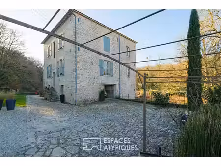 moulin au bord de l'eau avec piscine à proximité d'un village