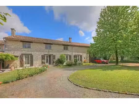 jolie maison en pierre avec granges et piscine  village avec bar  ecole & poste