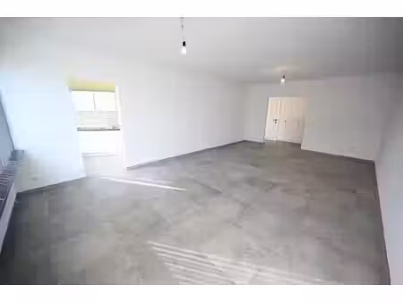 vernieuwd en lichtrijk hoekappartement pal in het centrum!