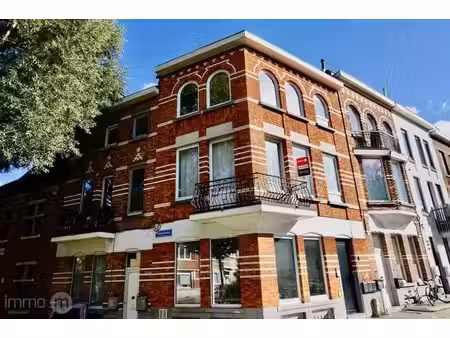 gemeubelde studio 32m2 met aparte slaapkamer en open uitz...