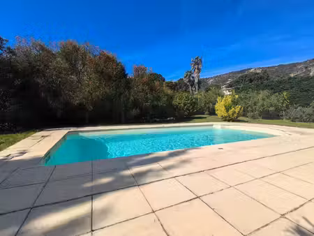 villa de plain-pied dans le village | grand séjour avec cheminée | 3 chambres |...