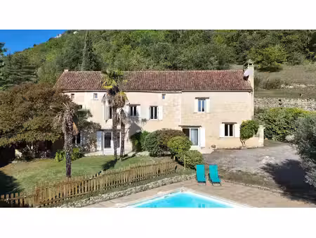 ensemble de deux maisons en pierre avec piscine