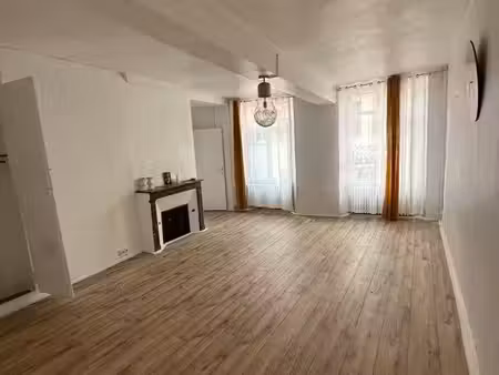 f3 de 88 m² avec cour – centre-ville de villeneuve-la-guyard