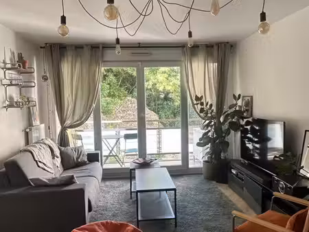t2 meublé de standing – 42 m² – balcon – box fermé – caluire saint-clair