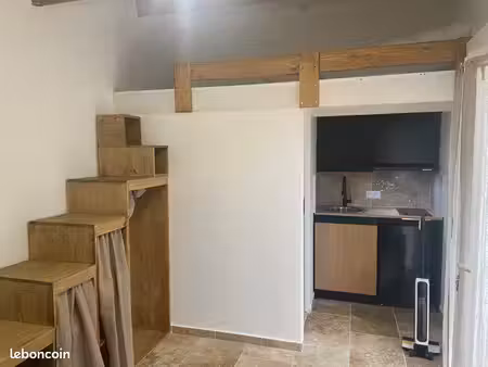 studio une personne
