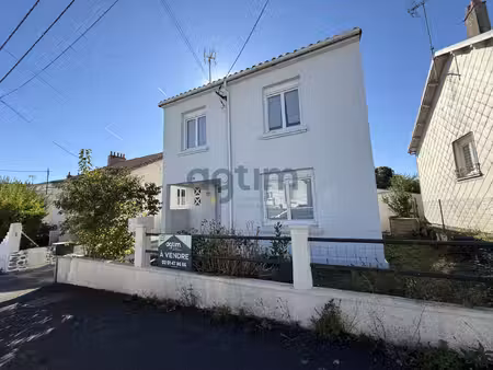 maison d'habitation sur deux niveaux  située à proximité du
