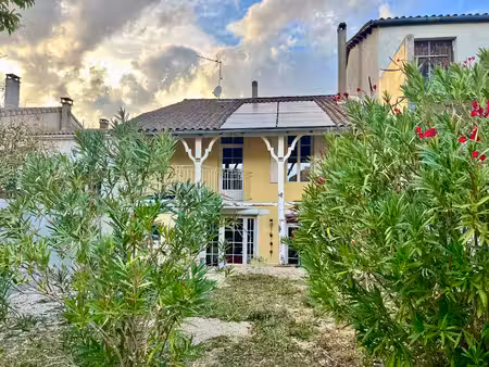 au cœur du village  maison en pierre avec beaucoup de charme  garage et jardin