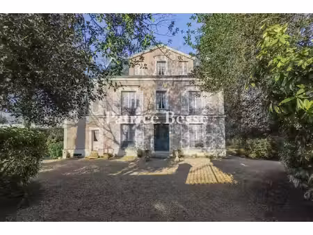 une maison bourgeoise de ville  de la fin du 18e s.  son pavillon et son jardin  à 30 min.