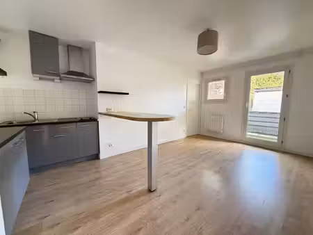 lille : rare t2 avec balcon terrasse et parking à 2 pas de la c