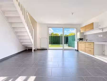 maison semi-individuelle moderne (2017) – 2 chambres  jardin & parking – quartier calme en