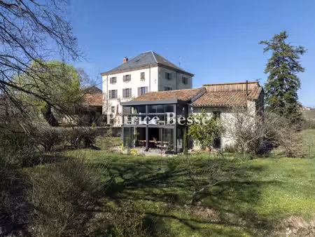 entre plaine et monts du forez  une maison de maître et son ancien pigeonnier  sur un...