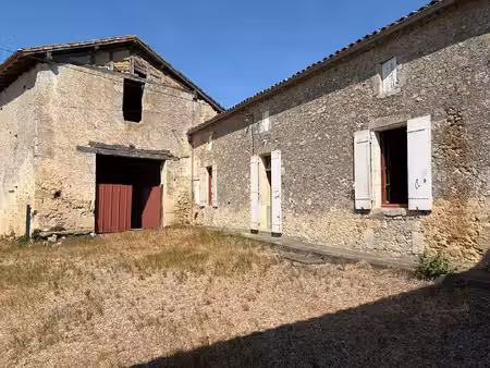ancienne ferme à fort potentiel au coeur du bourg du village