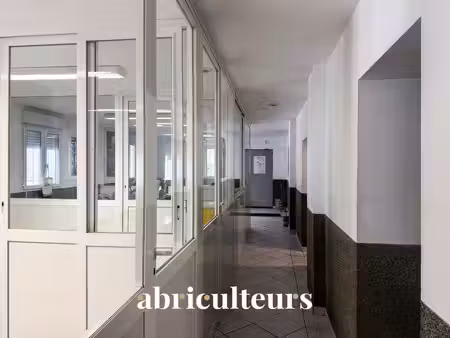 emplacement stratégique : bâtiment mixte (commerce et entrepôt) en vente à le muy (83490)